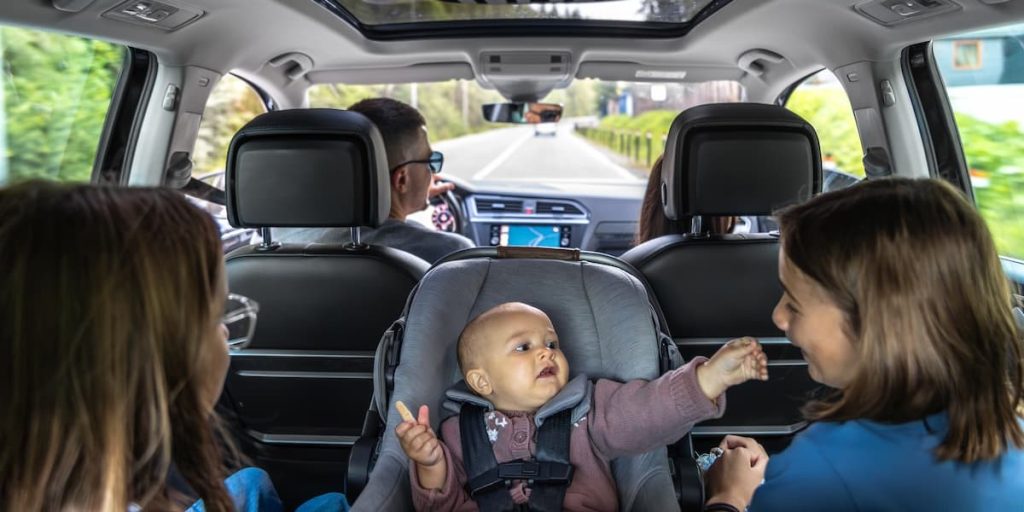 bebelus in scaun auto rear facing familia in masina